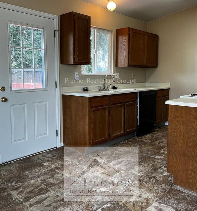 Photo - 4530 Howland St