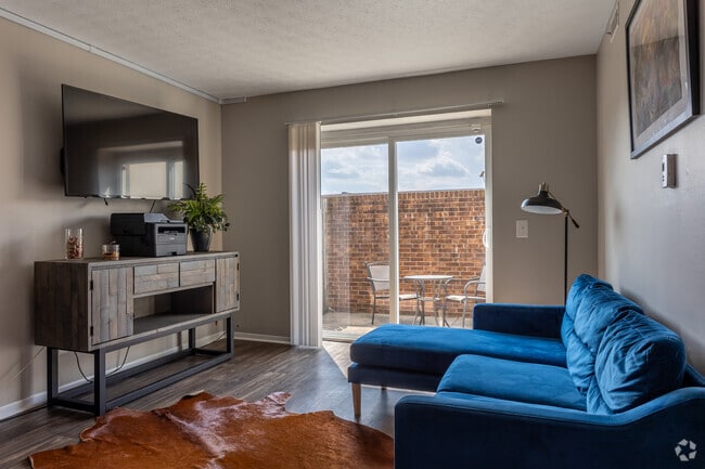 2 BR, 1 BA - 875 SF