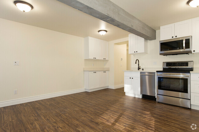 Building Photo - Stunning Renovated 3 Bedroom, 3 bathroom A... Unit 1 Rental