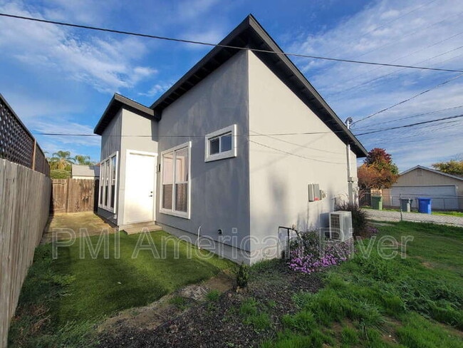 Building Photo - 219 Needles Way Unit B