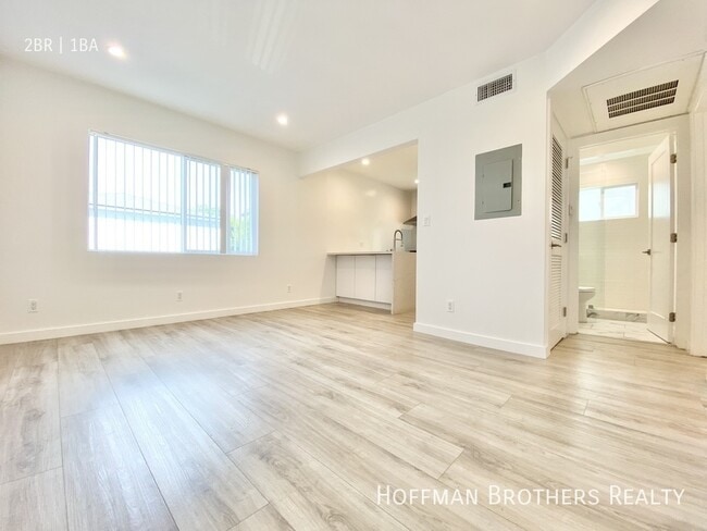 Building Photo - 5732 Aldama St