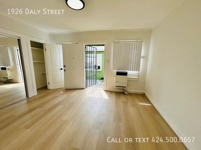 Building Photo - 1926 Daly St