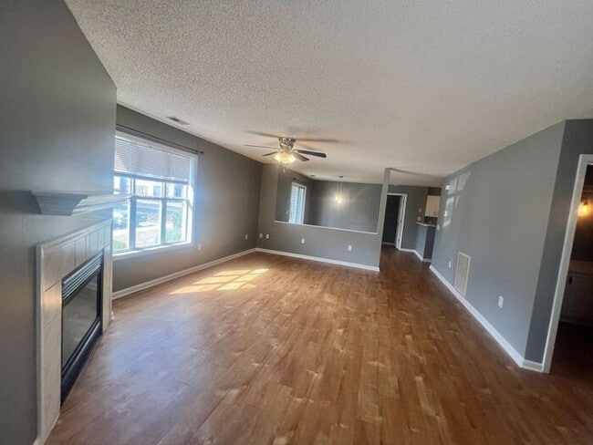 Photo - RENT SPECAIL*** $1495.Breezewood Condo, 2 Brd/2bath Screen Porch! LVP wood flooring, Center of Wi... Unidad Apt 101