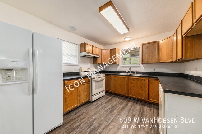 Photo - 609 W Van Hoesen Blvd