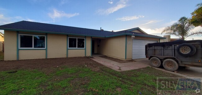 Building Photo - Three Bedroom Home In Santa Maria!