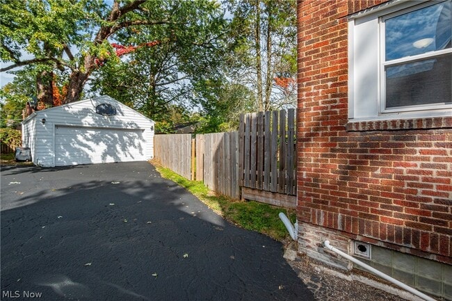 Photo - 486 Sumatra Ave