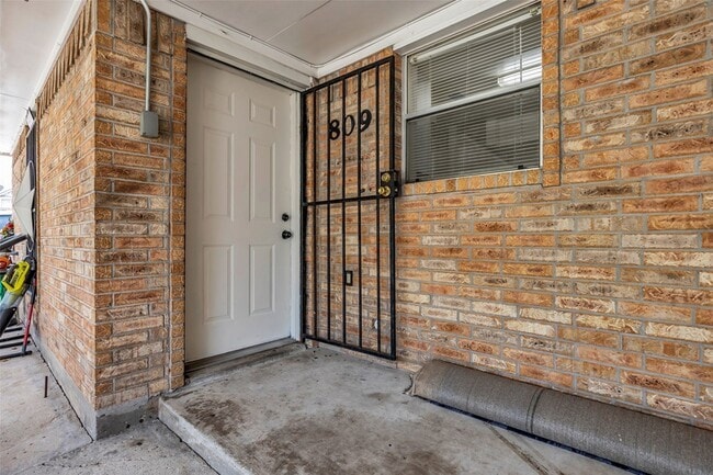 Photo - 809 Brooks St