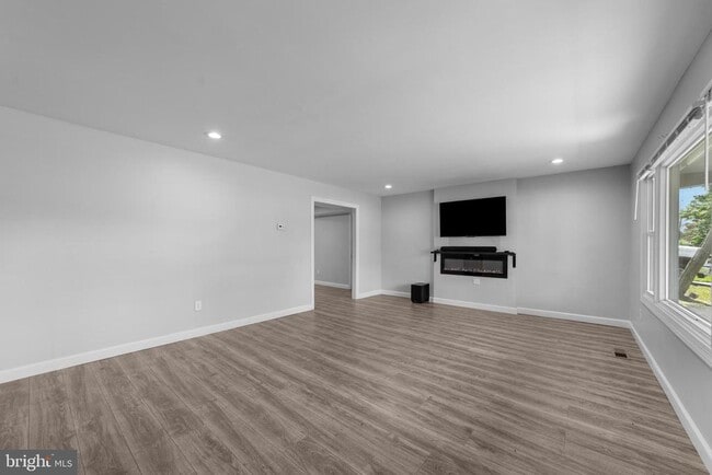 Photo - 12 Holbrook Ln