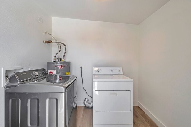 Building Photo - 3 Bedroom 2 Bath with Pool!