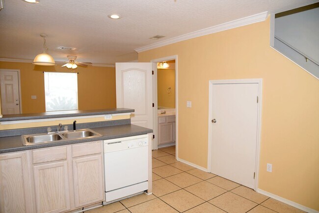 Photo - 2 Bedroom Townhouse in Great Location!