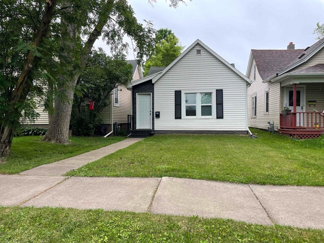 Photo - 220 S 61st Ave W House