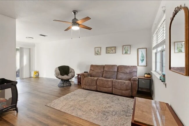 Photo - 540 Chateau Cir