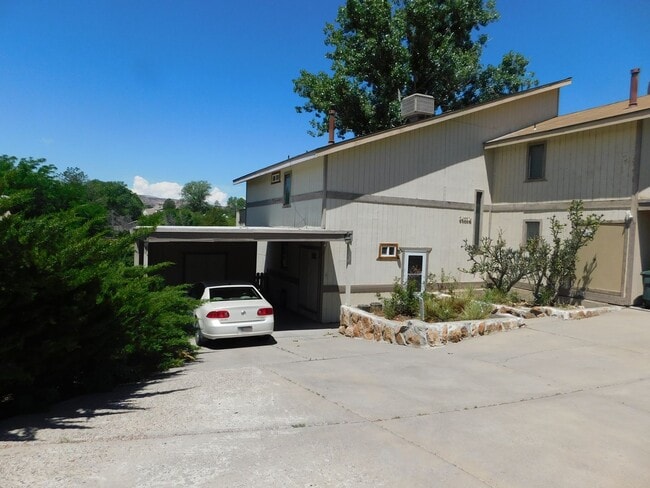 Building Photo - 2422 1/2 Hidden Valley Drive Unit B Rental