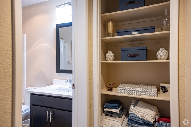 1BR, 1BA - 692SF