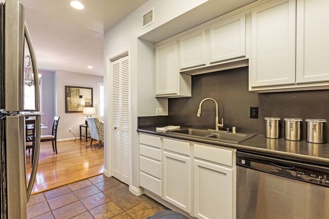 Photo - Gorgeous Spacious TownHome in Downtown Mou...