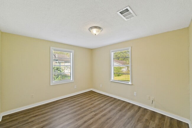 Photo - 10001 Lucore St