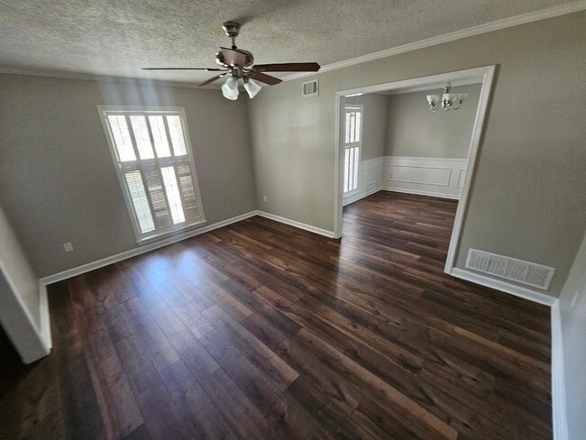 Spacious 3BR/2BA Memphis Rental with 2-Car Garage, High Ceilings & Screened Porch
