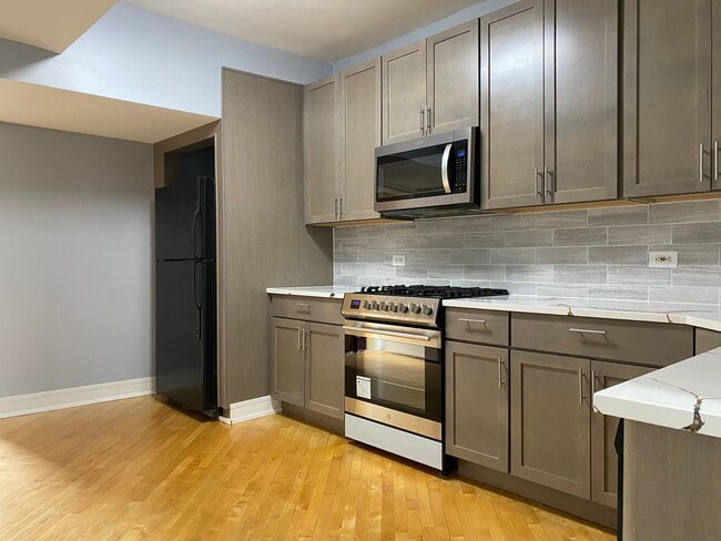 Photo - 2323 W Fullerton Ave Unit #3