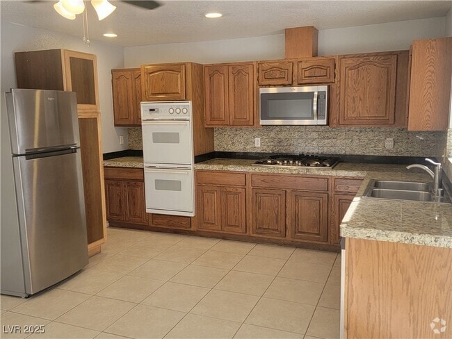 Building Photo - 4155 Oakview St Rental
