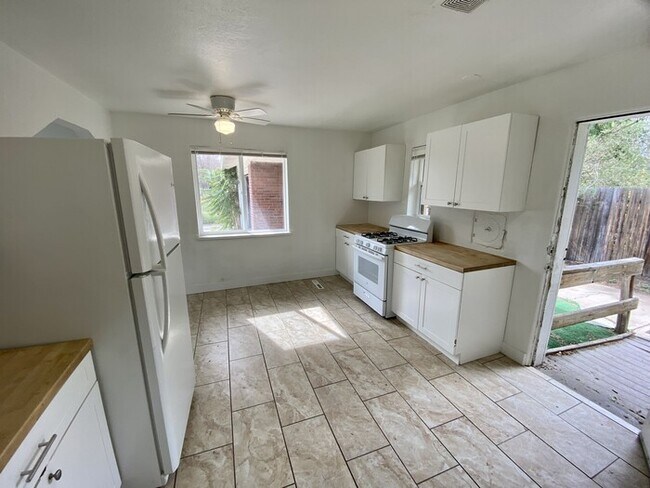 Building Photo - 2 Bedroom 1 Bathroom Ranch Centrally located in East Park Hil.