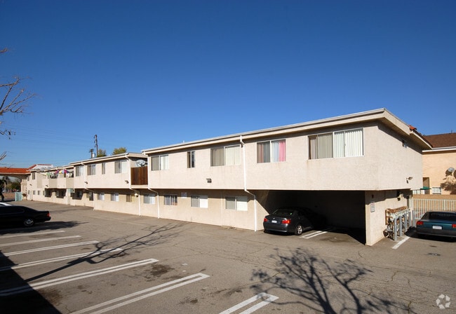 6438 Vineland Ave