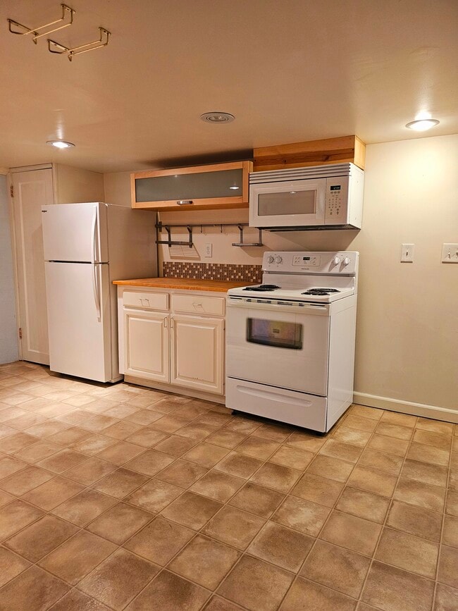 Photo - 309 NE Graham St Unidad B