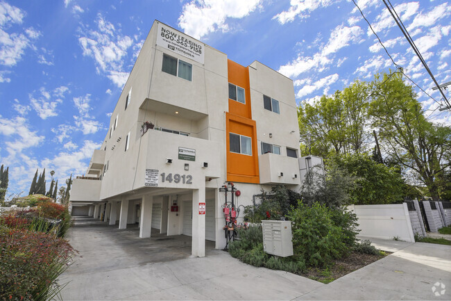 Building Photo - 14912 Wyandotte St Apartments