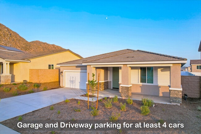 Garaje y estacionamiento en la entrada disponibles para hasta 4 autos. - 30153 Truckee Cir