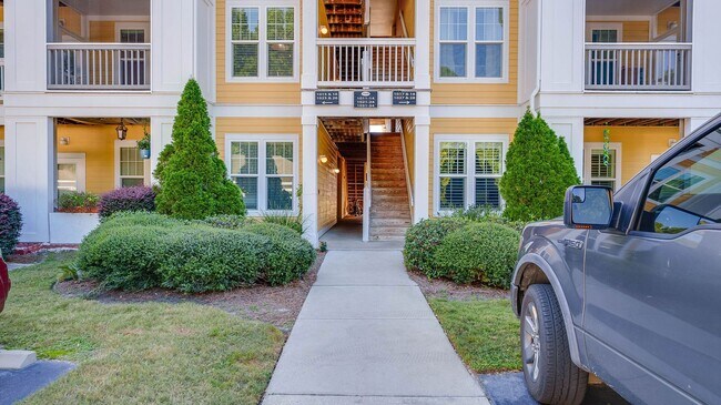 Photo - 1 Bedroom 1 Bath Condo in Southampton Poin...