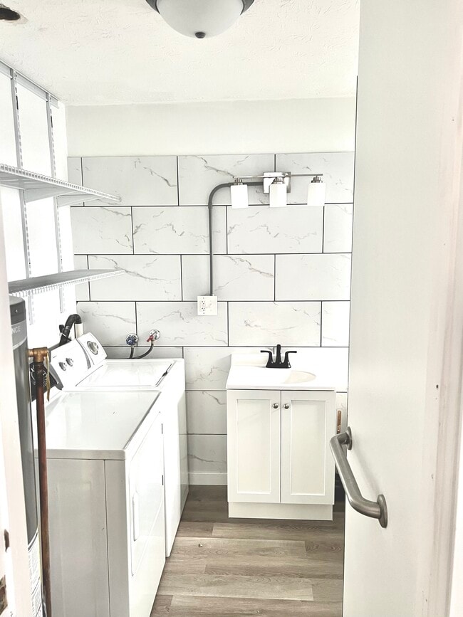 Baño completo con conexión para lavadora/secadora y espacio de almacenamiento. - 1965 Vaughn St