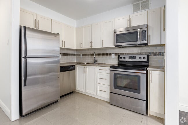 1 chambre, 1 salle de bain - 692 pi² - Cuisine - 4222 Bathurst Street