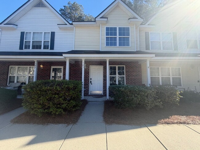 Building Photo - Updated & Spacious Two Bedroom Townhouse!