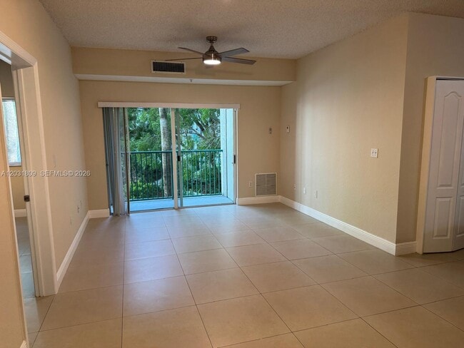 Building Photo - 6001 SW 70th St Unit 250