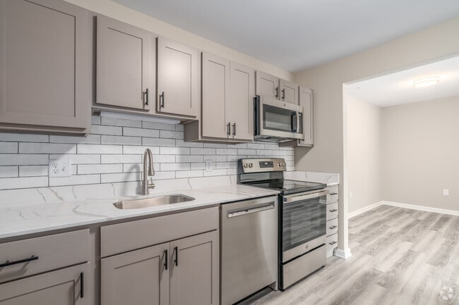 2BR, 2BA - 974SF - Kitchen - Colonial Crest Apartments