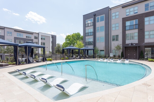 Piscina - The Reverie at Lake Boone