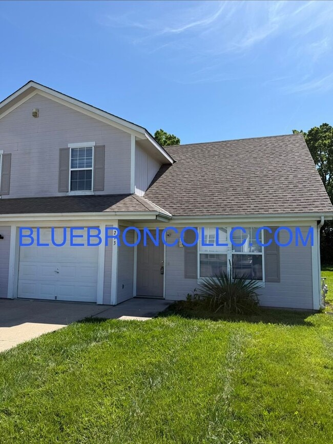 Building Photo - Spacious 4 bedroom unit with many features to love.