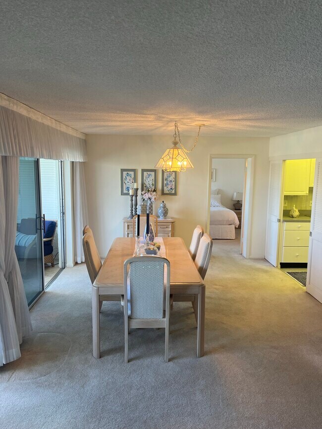 Dining room - 3410 Gulf Shore Blvd N Unit 405