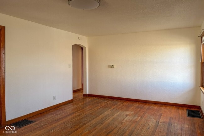 Photo - 217 E 39th St