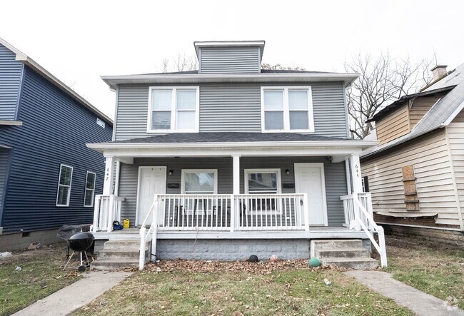 Building Photo - "Charming 2-Bedroom Duplex Gem on North Pa... Rental