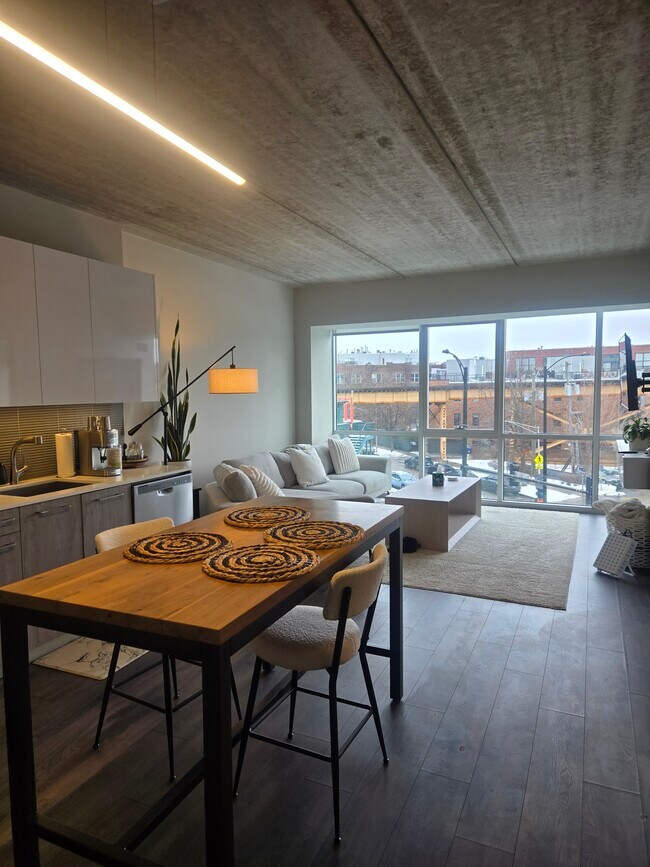 Photo - 1743 N Leavitt St Unidad 307