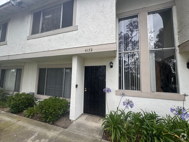 Building Photo - Spacious 3-Bedroom Townhome in Beautiful O...