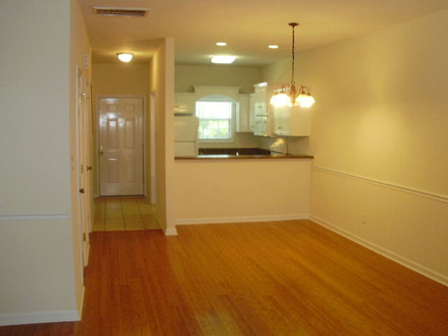 Photo - 338 Bay St