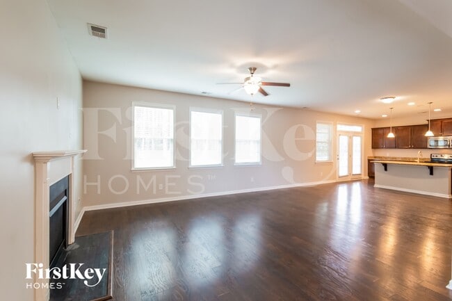 Photo - 425 Abelia Ln