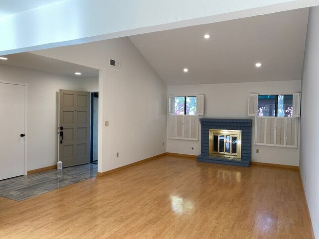 Photo - 201 Lagunaria Ln