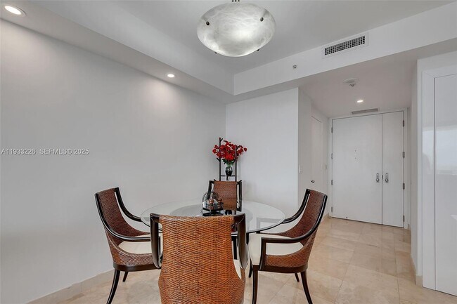 Photo - 848 Brickell Key Dr Unidad 1803