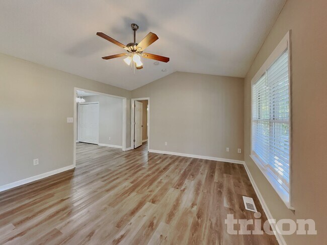 Photo - 139 Creekside Dr