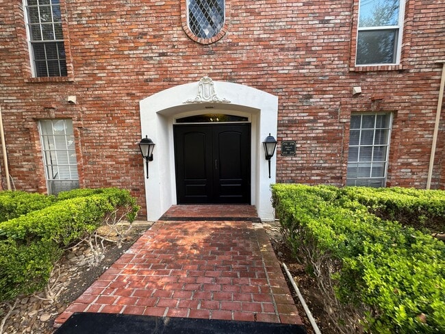 Building Photo - GREAT SPACIOUS CONDO | GATED | MEDICAL CEN... Unit 254