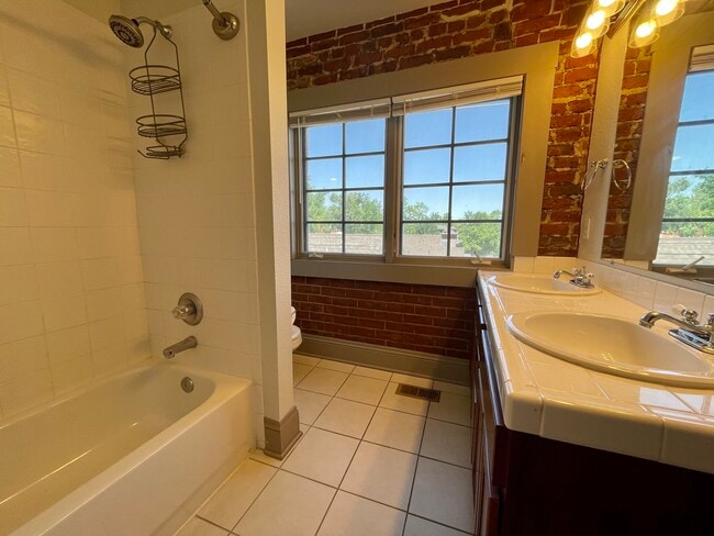 Baño completo en la planta superior - 3211 Zuni St Unidad 11