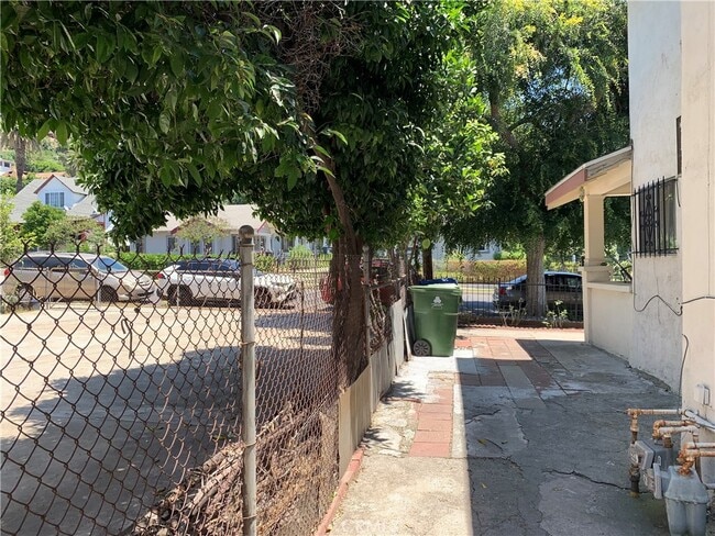 Building Photo - 2419 Eastlake Ave Unit B-B Rental