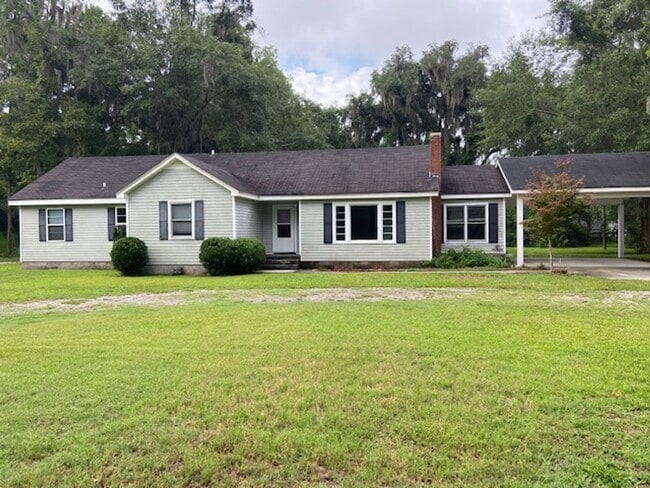 Midway Home Offering lots of space!! - Midway Home Offering lots of space!!